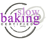 Slow Baking: un engagement de production à l'ancienne. Longues fermentations à partir de levain ou de pâte fermentée ; exclusion de tout additif chimique ou de synthèse ; fabrication respectueuse de la main de l'homme.