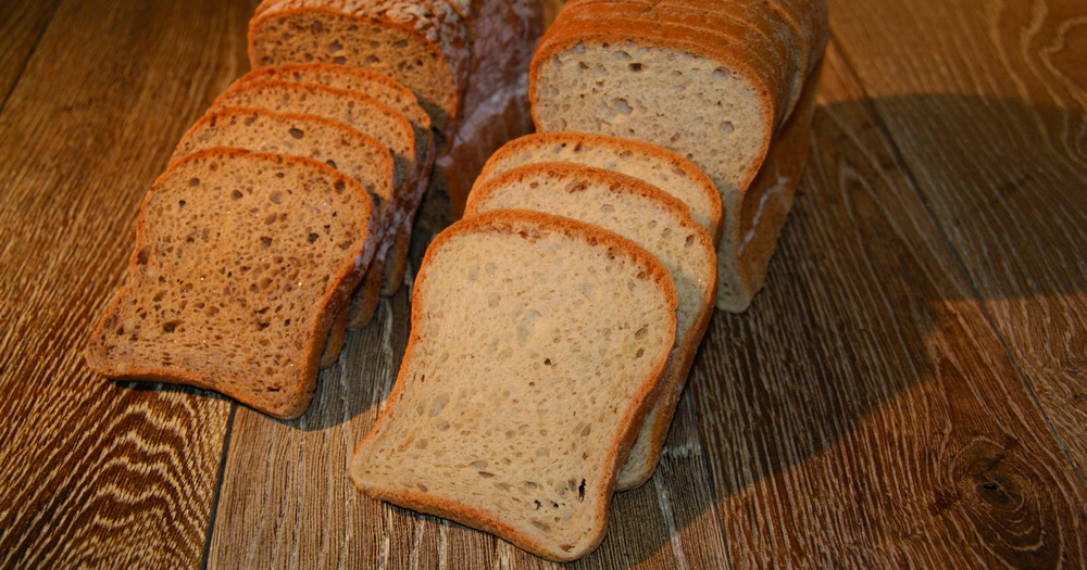 Voorgesneden bruin brood met granen 