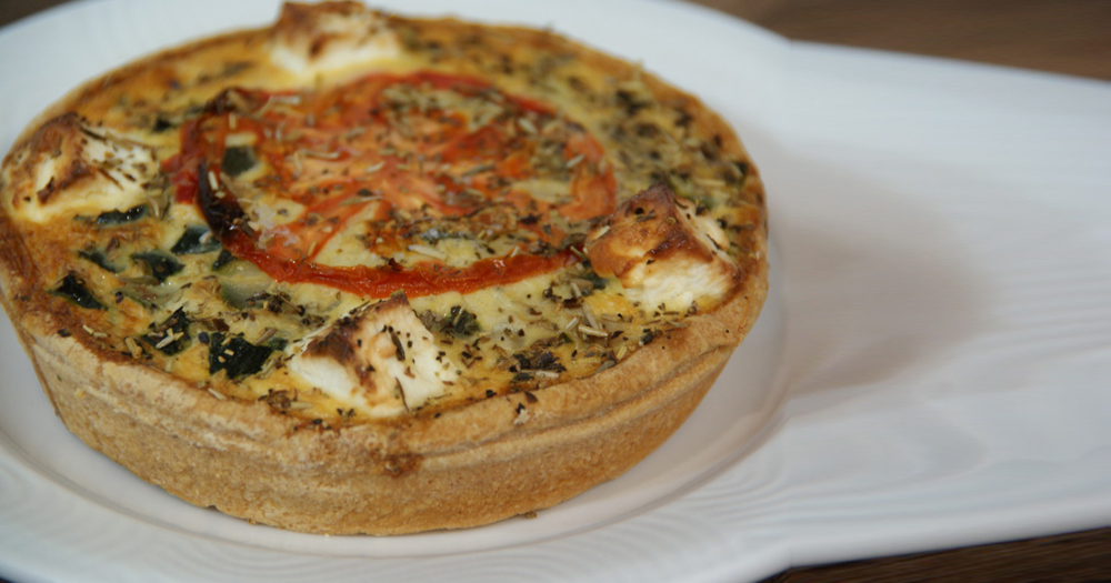 Hartig taartje gebakken met feta en courgette