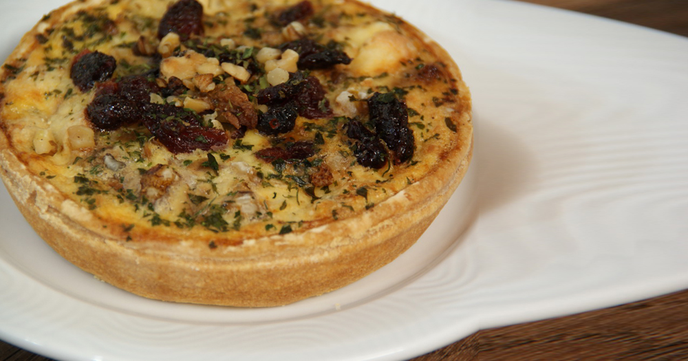 Hartig taartje gebakken met blauwe kaas en cranberries