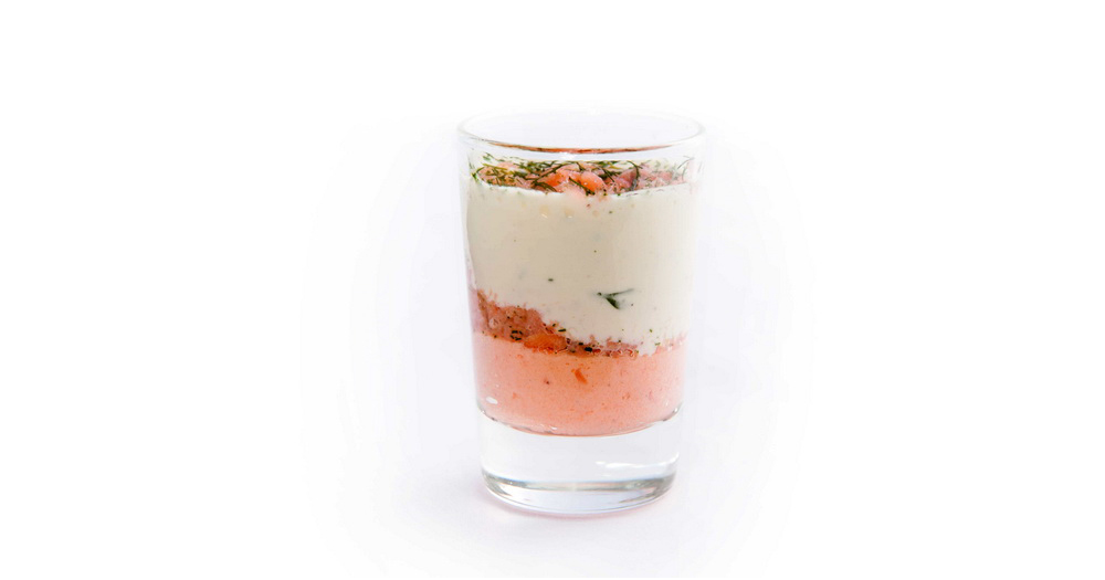 Gezouten verrine zalm-zalmtartaar-dille crème.